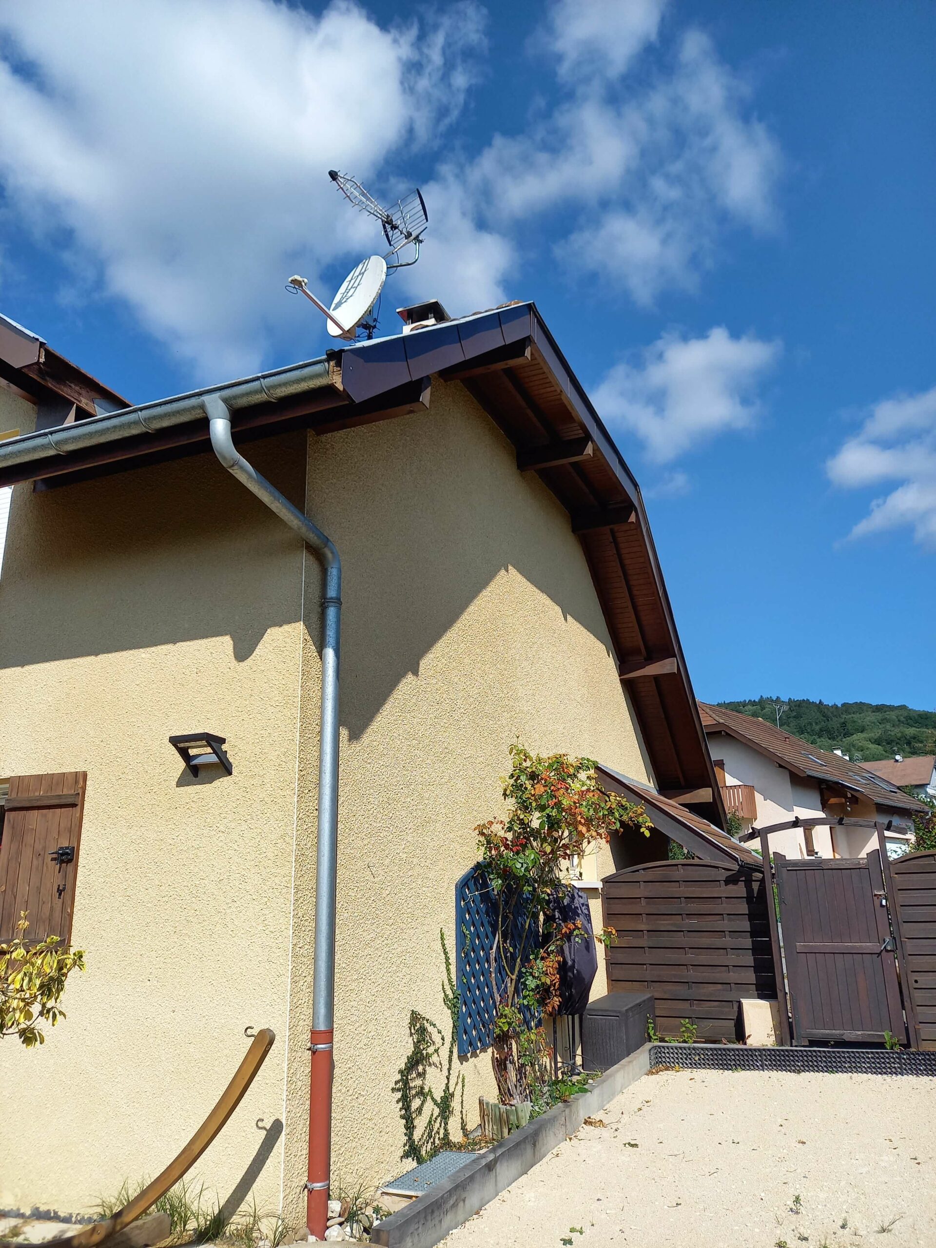 Pose de gouttières à Annecy : installation et remplacement