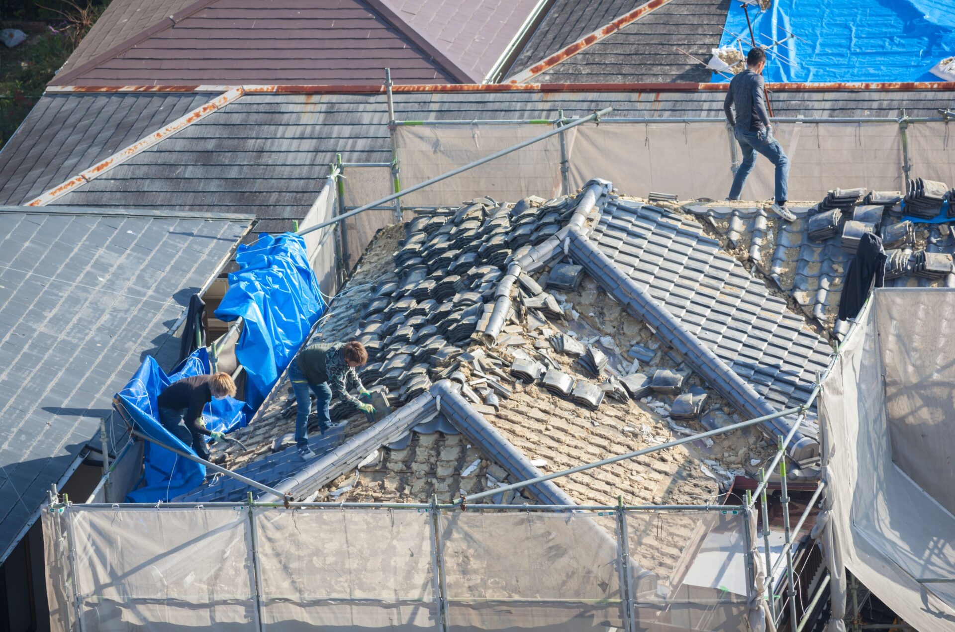 Rénovation de toiture par GB Peinture : réfection de couverture et remplacement de tuiles près d'Annecy