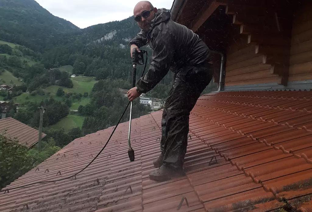 Toiture en tuile nettoyée et protégée après démoussage par GB Peinture
