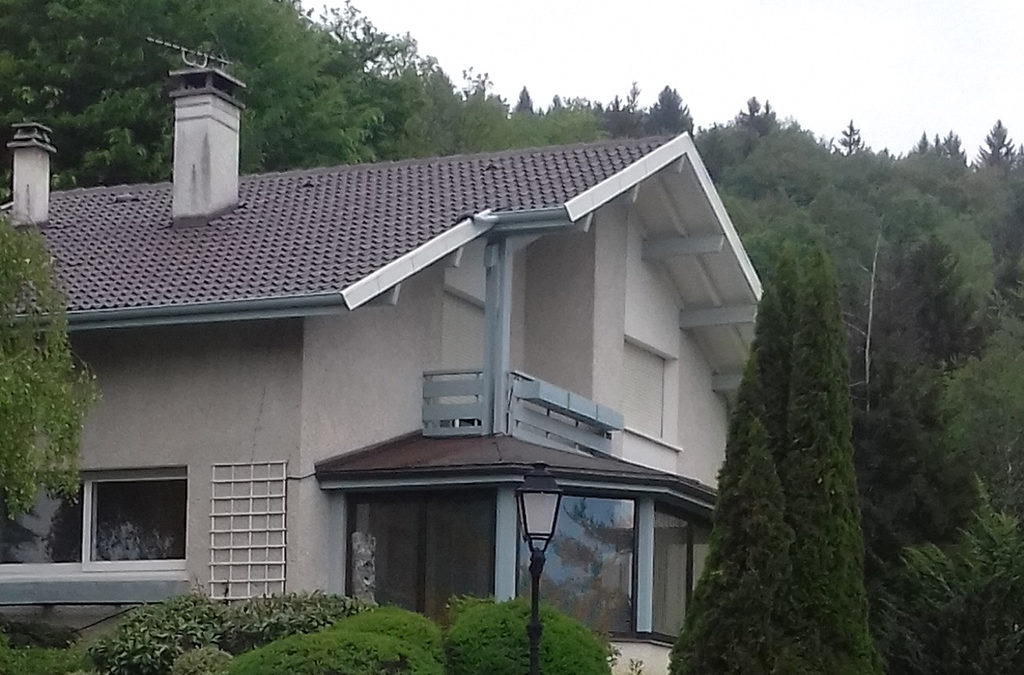Toiture rénovée par GB Peinture à Argonay, cadre boisé de Haute-Savoie