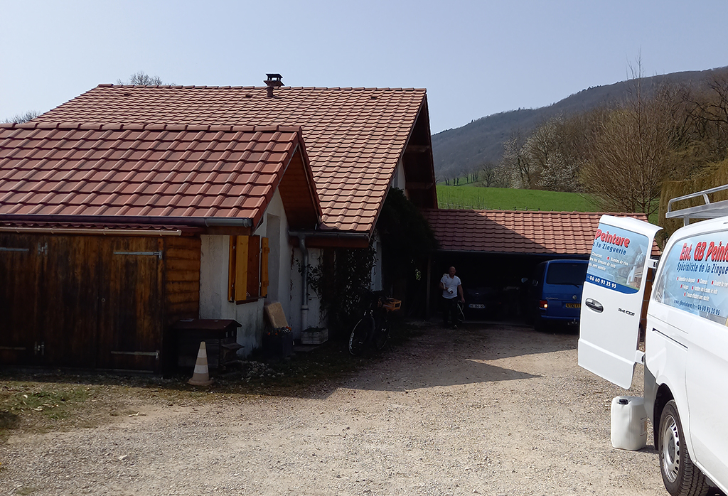Toiture traitée par GB Peinture à Rumilly, camion de l'entreprise